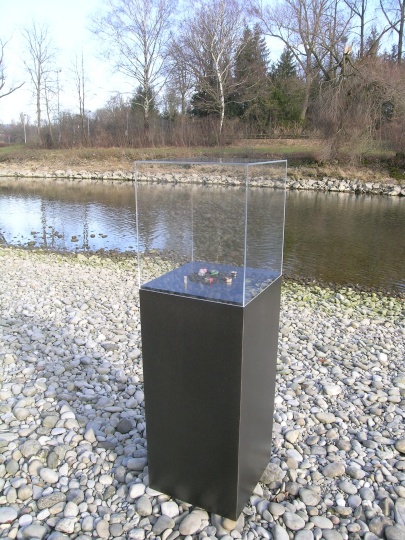 schmuckvitrine1_20210609_1342943223
