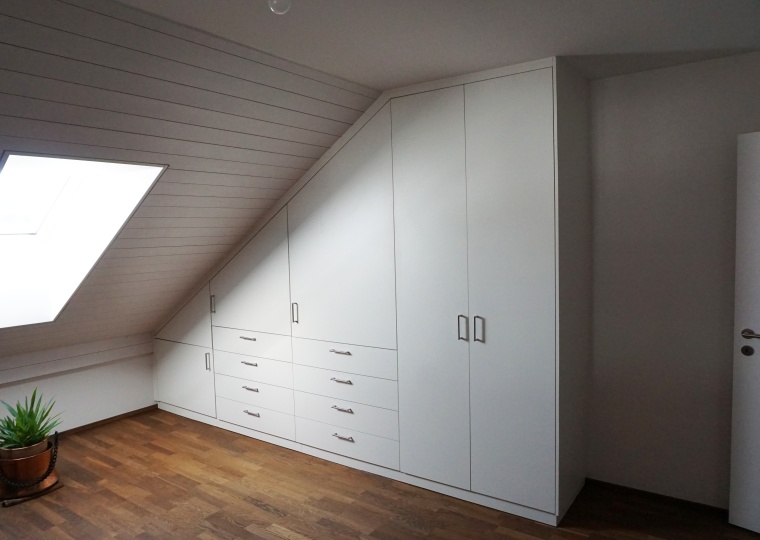 Schrank in Dachschräge 1